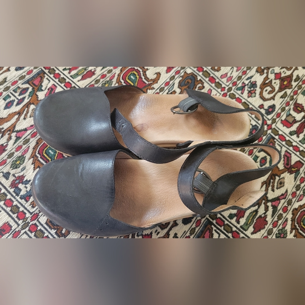 Elegant Black Leather Women's Danskos Sz 39